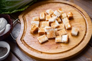 Салат с кукурузой и сухариками Салат с кукурузой и сухариками