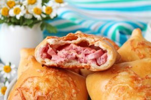 Пирожки с колбасой и сыром