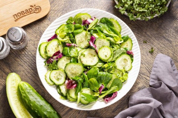 Салат из зелени и огурцов Салат из зелени и огурцов