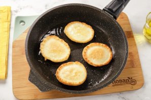 Оладьи на воде с яйцами