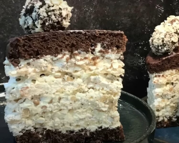 Торт «Лебединое озеро» с безе и орехами. Хруст в каждом кусочке Торт «Лебединое озеро» с безе и орехами. Хруст в каждом кусочке