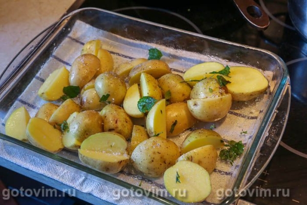 Свиная грудинка с горчицей, лимоном и мятой в духовке