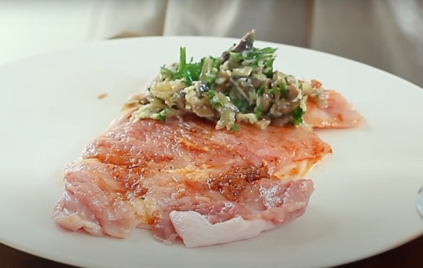 Сочные рулеты из куриных ножек. Рецепт курицы в духовке: все, кто пробовал, просили добавки Сочные рулеты из куриных ножек. Рецепт курицы в духовке: все, кто пробовал, просили добавки