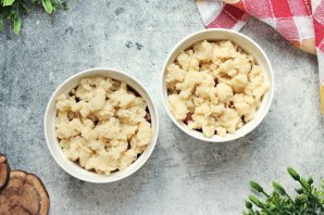 Десерт из клубники и ревеня