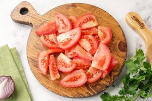 Салат с тунцом, огурцом и помидором Салат с тунцом, огурцом и помидором