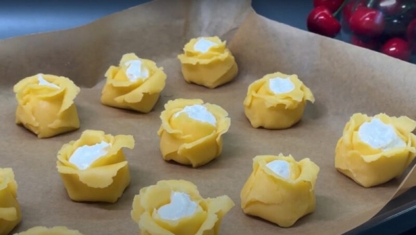 Песочные розочки с безе: рецепт за 15 минут. Остаются мягкими в течение 3-х дней