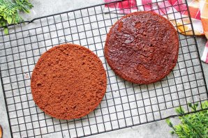 Шоколадный торт с малиной и голубикой