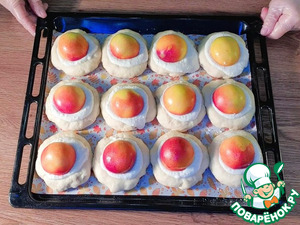 Открытые булочки с кремом и нектаринами