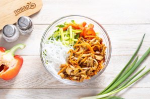 Фунчоза с вешенками и овощами Фунчоза с вешенками и овощами