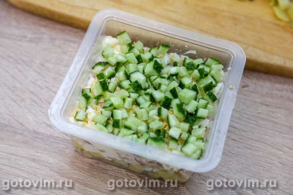 Слоеный салат из копченой скумбрии с картофелем и свежим огурцом