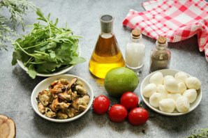 Салат с мидиями, моцареллой и рукколой Салат с мидиями, моцареллой и рукколой