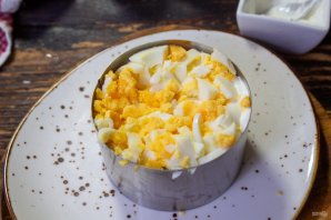 Салат из кальмаров с яйцом, огурцом и кукурузой Салат из кальмаров с яйцом, огурцом и кукурузой