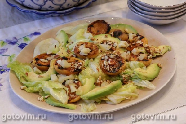 Салат из жареных абрикосов с авокадо, сыром и салатом айсберг Салат из жареных абрикосов с авокадо, сыром и салатом айсберг