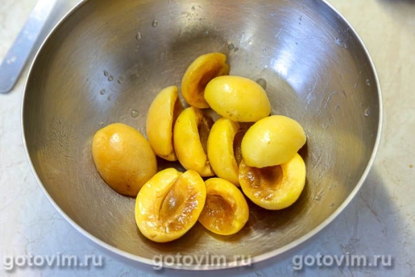 Салат из жареных абрикосов с авокадо, сыром и салатом айсберг Салат из жареных абрикосов с авокадо, сыром и салатом айсберг