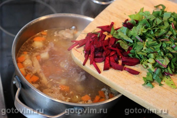 Ботвинник с мясом (суп с говядиной и свекольной ботвой)