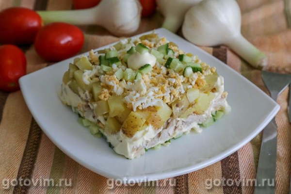 Слоеный салат из копченой скумбрии с картофелем и свежим огурцом
