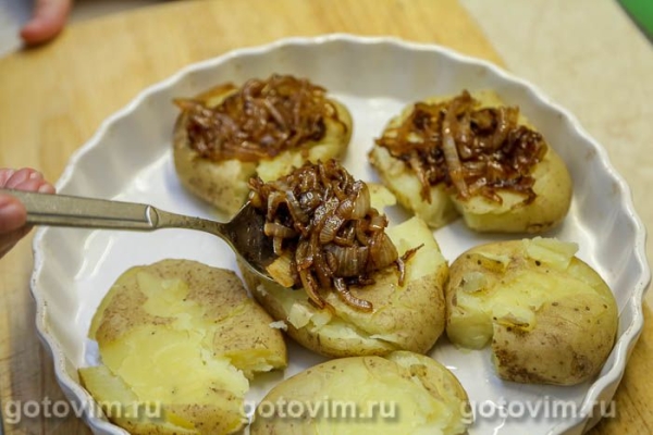 Мятый картофель с жареным луком и сыром Мятый картофель с жареным луком и сыром