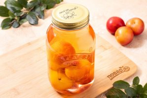 Компот из слив с косточками на зиму