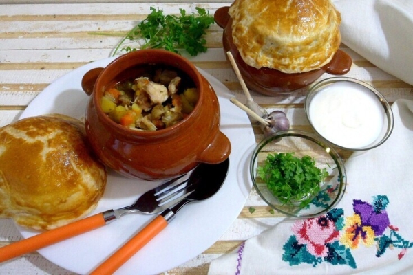 Жаркое в горшочке под съедобной крышечкой Жаркое в горшочке под съедобной крышечкой