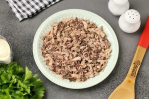 Слоёный салат с тунцом, помидорами, сыром и яйцами Слоёный салат с тунцом, помидорами, сыром и яйцами