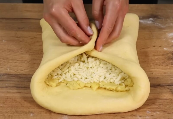 Большая пампушка с чесноком на нежном тесте с начинкой: устоять невозможно! Большая пампушка с чесноком на нежном тесте с начинкой: устоять невозможно!