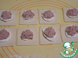 Слойки с тунцом и помидорами