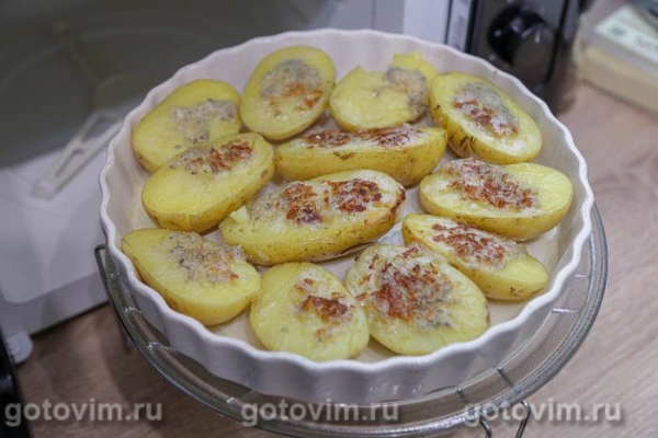 Картофель половиками с сырно‑сливочной смесью в микроволновке