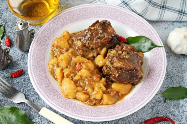 Говяжий хвост с картошкой Говяжий хвост с картошкой