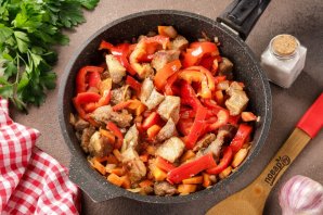 Гуляш с болгарским перцем Гуляш с болгарским перцем