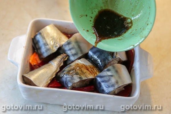 Скумбрия, запеченная на овощной подушке со свеклой и морковью Скумбрия, запеченная на овощной подушке со свеклой и морковью