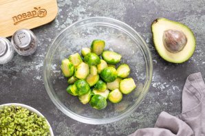 Салат с авокадо и брюссельской капустой Салат с авокадо и брюссельской капустой