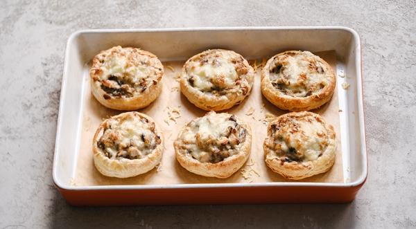 Жюльен в тарталетках с курицей и грибами, пошаговый рецепт с фото на 185 ккал Жюльен в тарталетках с курицей и грибами, пошаговый рецепт с фото на 185 ккал