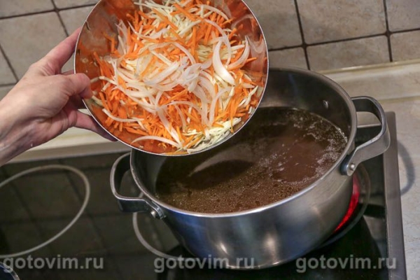 Говяжий бульон с овощами и жареными клецками