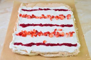 Меренговый рулет с клубникой и брусникой Меренговый рулет с клубникой и брусникой