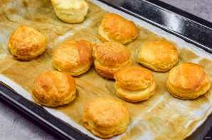 Закуска "Ракушки" из слоёного теста с крабовыми палочками Закуска "Ракушки" из слоёного теста с крабовыми палочками