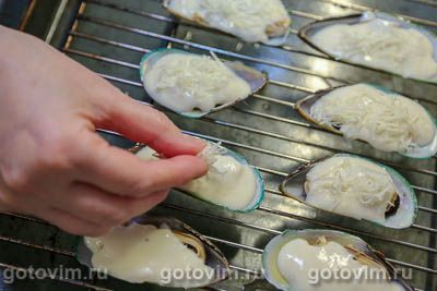 Мидии с сырным соусом бешамель, запеченные в раковинах