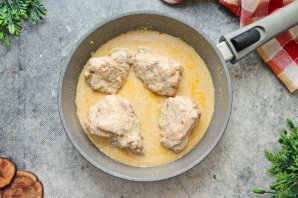 Тушеные куриные бедра Тушеные куриные бедра