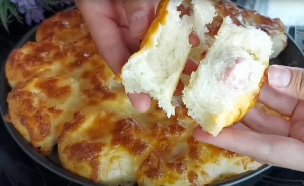 Готовлю их каждую неделю: нежные сырные булочки с начинкой, от которой дети будут в восторге!