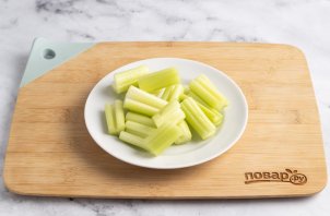 Свежевыжатый сок из сельдерея и яблок Свежевыжатый сок из сельдерея и яблок