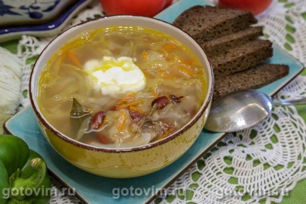 Мясные щи с фасолью, квашеной и свежей капустой