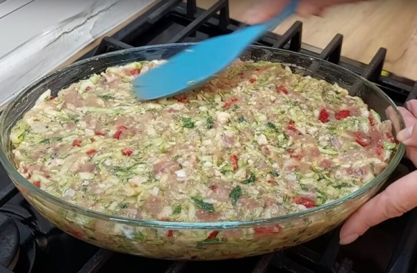 Вкусная кабачковая запеканка: это первое, что я готовлю из кабачков этим летом. Сочное и яркое блюдо