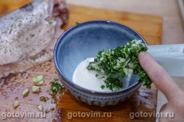 Пикша в микроволновке на луковой подушке
