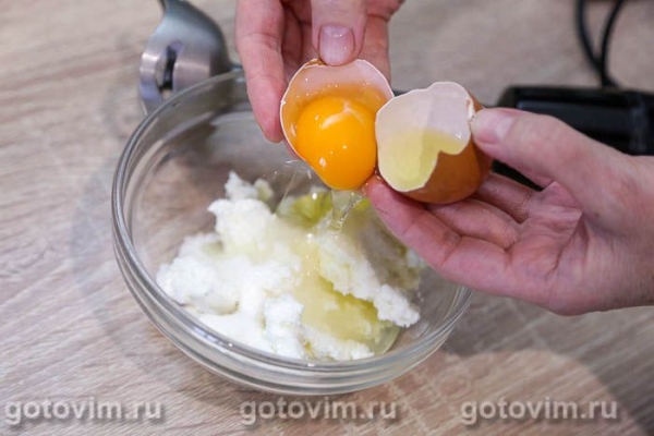 Творожная запеканка с черной смородиной в микроволновке