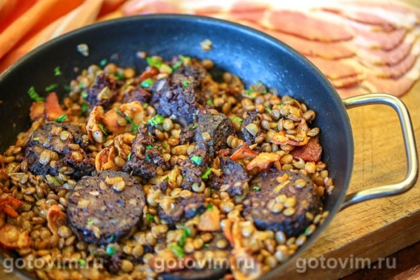 Чечевица с кровяной колбасой и беконом