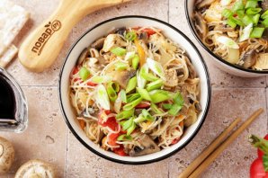 Фунчоза с курицей и шампиньонами Фунчоза с курицей и шампиньонами