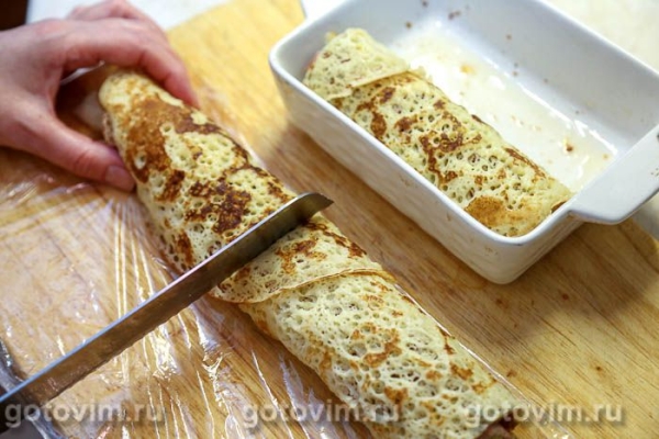 Блинные рулеты с беконом, копченым сыром и солеными огурцами Блинные рулеты с беконом, копченым сыром и солеными огурцами