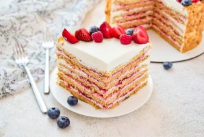 Медовик с клубникой и сметанным кремом Медовик с клубникой и сметанным кремом