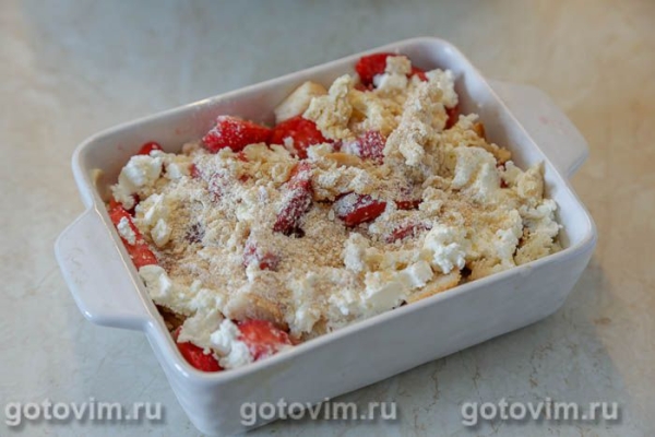 Хлебная запеканка с клубникой и творожным сыром