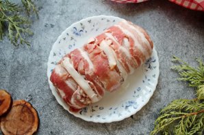 Куриный рулет с грибами, беконом и сыром