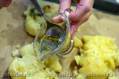 Мятая картошка с соусом мохо в духовке